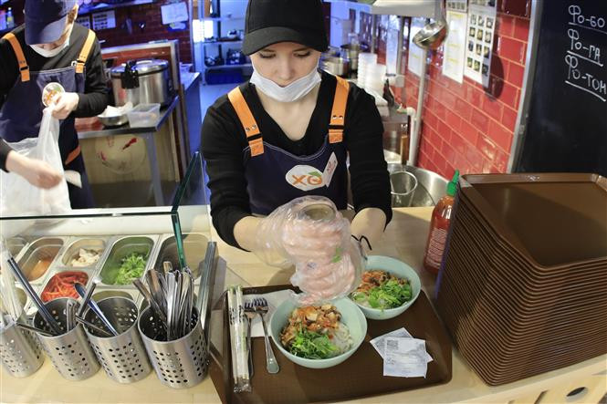 Le restaurant "Ded Ho" à Izevsk, sous forme de franchise, dispose d'équipements et d'un personnel spécialisé dans la transformation des plats vietnamiens. Photo: VNA 