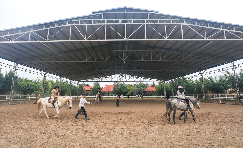 Le club d'équitation, situé au district de Hoai Duc, Hanoi, est une destination attrayante de nombreux jeunes chaque week-end. Photo: Vietnam illustré