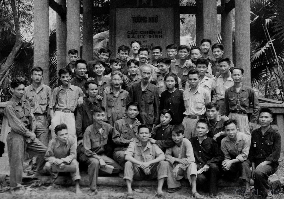 Le Président Hô Chi Minh avec les délégués participant au Congrès national des soldats d'émulation et des cadres exemplaires, tenu à Viet Bac du 1er au 6 mai en 1952. Photo: VNA