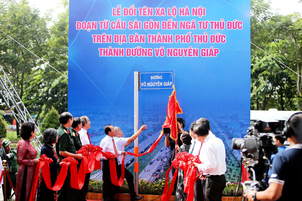  Cérémonie marquant l'événement pour faire d'une partie de l'autoroute de Hanoï la route Vo Nguyen Giap. Photo : VNA