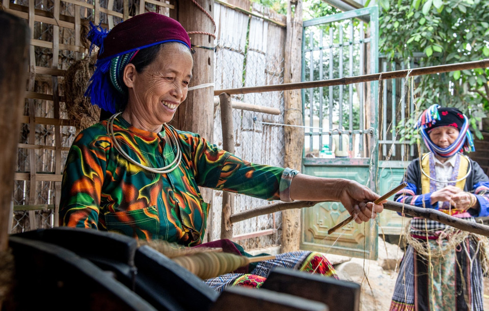 À Lùng Tám, les touristes peuvent admirer des femmes assises devant un métier à tisser, le faisant fonctionner avec leurs mains habiles et fabricant de magnifiques tissus. Pour elles, tisser une belle pièce de lin est une grande fierté.