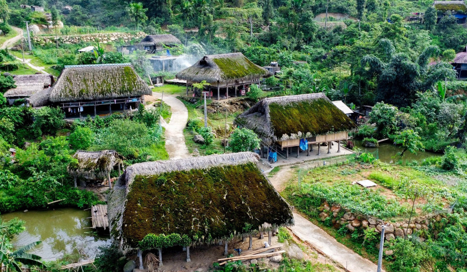 Culminant à 2.427 mètres d’altitude, le sommet Tây Côn Linh est surnommé le toit de du nord-est du Vietnam. C’est ici que se niche le village de Xà Phin.