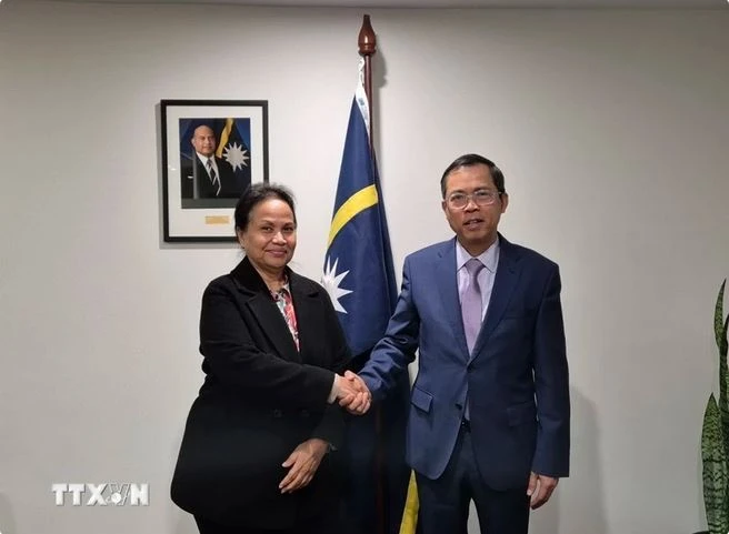 L’ambassadeur du Vietnam en Australie, Pham Hung Tâm (à droite) et la haute-commissaire de Nauru en Australie, Camilla Solomon. Photo : VNA