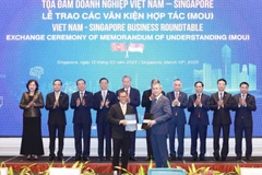 Échange du protocole d'accord de coopération entre Vietnam Airlines et Singapore Airport Terminal Services Limited (SATS). Photo: VNA