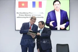 Le PM Pham Minh Chinh visite l'Université technique de construction de Bucarest 