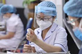 Revoir un ans après la première injection de vaccin contre le COVID-19 au Vietnam