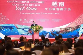 Le PM assiste à un programme de présentation de la culture et du tourisme vietnamiens à Chongqing (Chine)