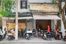 Un café torréfié au bois centenaire au cœur de Hanoï