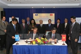 Le secrétaire général du PCV Nguyen Phu Trong assiste à la signature de quatre accords de coopération entre le Vietnam et la Banque mondiale (Photo : Tri Dung/VNA)