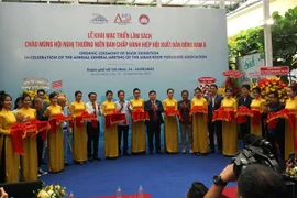 Ouverture de l'exposition de livres sur le Président Hô Chi Minh et des dirigeants du Parti et de l'État