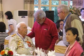 Des amis internationaux lors de la rencontre. Photo : VNA