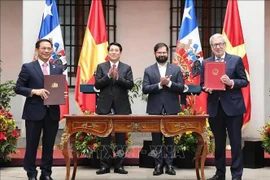 Le président Luong Cuong et son homologue chilien Gabriel Boric Font ont assisté à la cérémonie de signature de la Déclaration commune Vietnam-Chili entre les deux ministres des Affaires étrangères. Photo : VNA