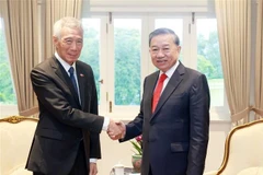 Le secrétaire général Tô Lâm (droite) rencontre l'ancien PM singapourien Lee Hsien Loong. Photo: VNA