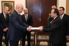 L'ambassadeur du Vietnam en Égypte et au Liban, Nguyên Huy Dung (gauche), présente ses lettres de créance au président libanais Joseph Aoun. Photo: VNA