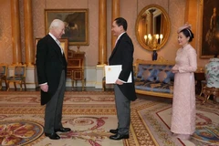 L'ambassadeur du Vietnam au Royaume-Uni, Dô Minh Hùng, présente ses lettres de créance au roi Charles III. Photo : Maison royale du Royaume-Uni 