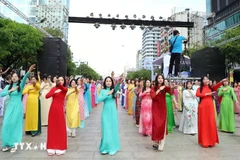 Un spectacle de grande envergure rassemblant 50 000 participants vêtus de cette tenue traditionnelle lors du 11e Festival de l’ao dai de Ho Chi Minh-Ville. Photo : VNA