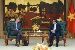 Le Premier ministre Pham Minh Chinh (gauche) et l'ambassadeur de France au Vietnam, Olivier Brochet. Photo: VNA