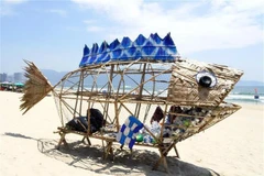 Un modèle de poisson géant collecte des déchets plastiques sur la plage de My Khe (Da Nang). Photo : VNA