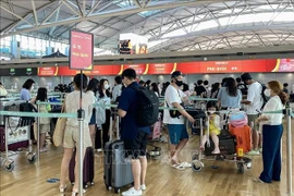 Des touristes au comptoir d'enregistrement pour un vol à Phu Quoc à partir de l'aéroport international d'Incheon, en République de Corée. Photo: VNA 