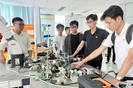 Des étudiants s'initient à la recherche au centre de formation du parc de haute technologie de Hô Chi Minh-Ville. Photo: VNA