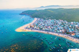 Hon Kho est un lieu enchanteur situé à environ 16 km du centre-ville de Quy Nhon, au sein d'un complexe composé de 32 îles pittoresques le long de la côte de la province de Binh Dinh. Photo: traveland.vn.